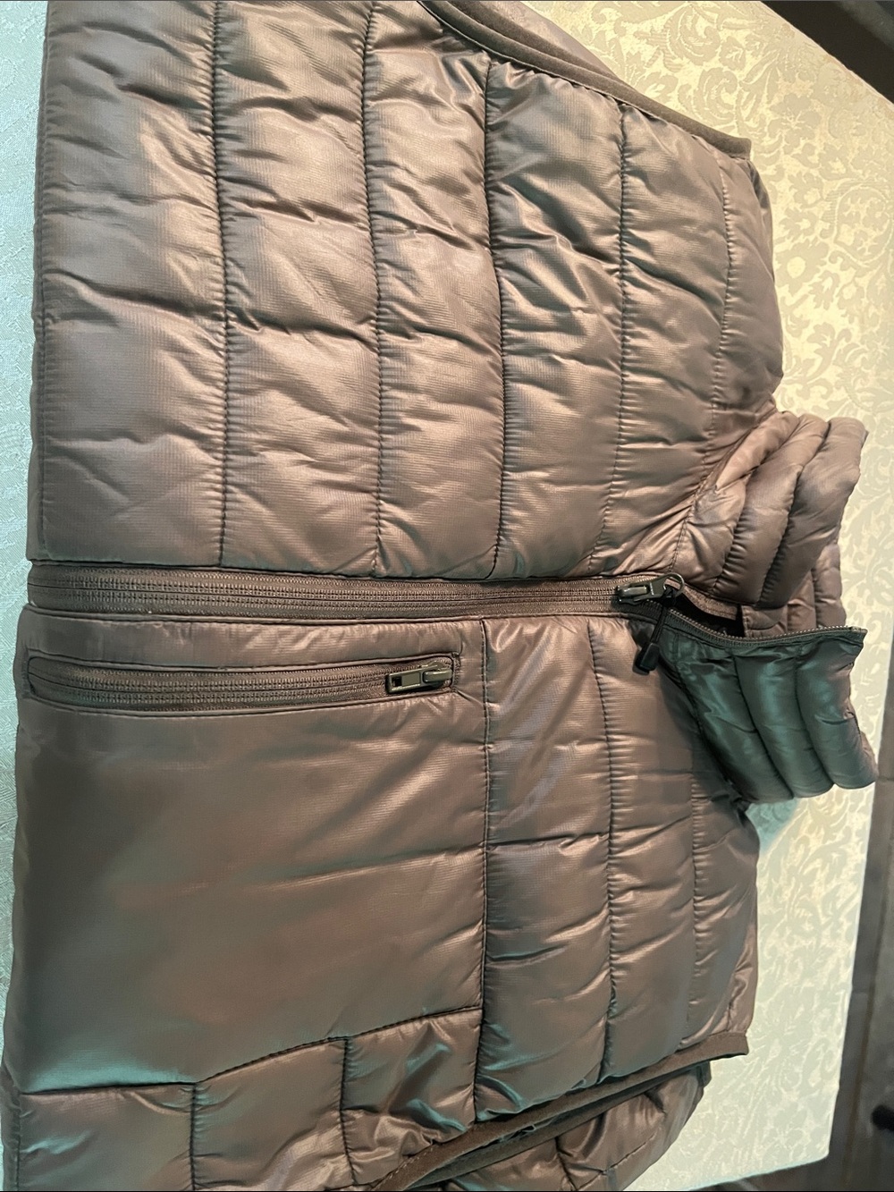 GAP Men Puffer Jacket in Charcoal Gray Brown Sleveless